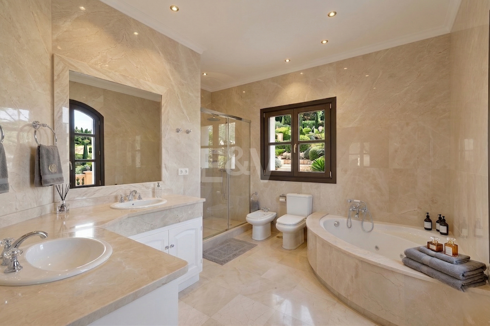 Majestuosa villa andaluza con vistas panorámicas al mar y a la montaña