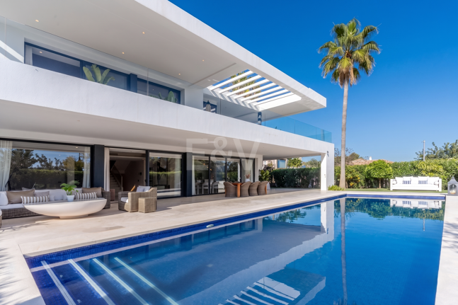 Moderne Villa in Geschlossener Wohnanlage in Gehweite zu Puente Romano und dem Strand