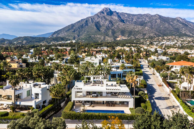 Moderne Villa in Geschlossener Wohnanlage in Gehweite zu Puente Romano und dem Strand
