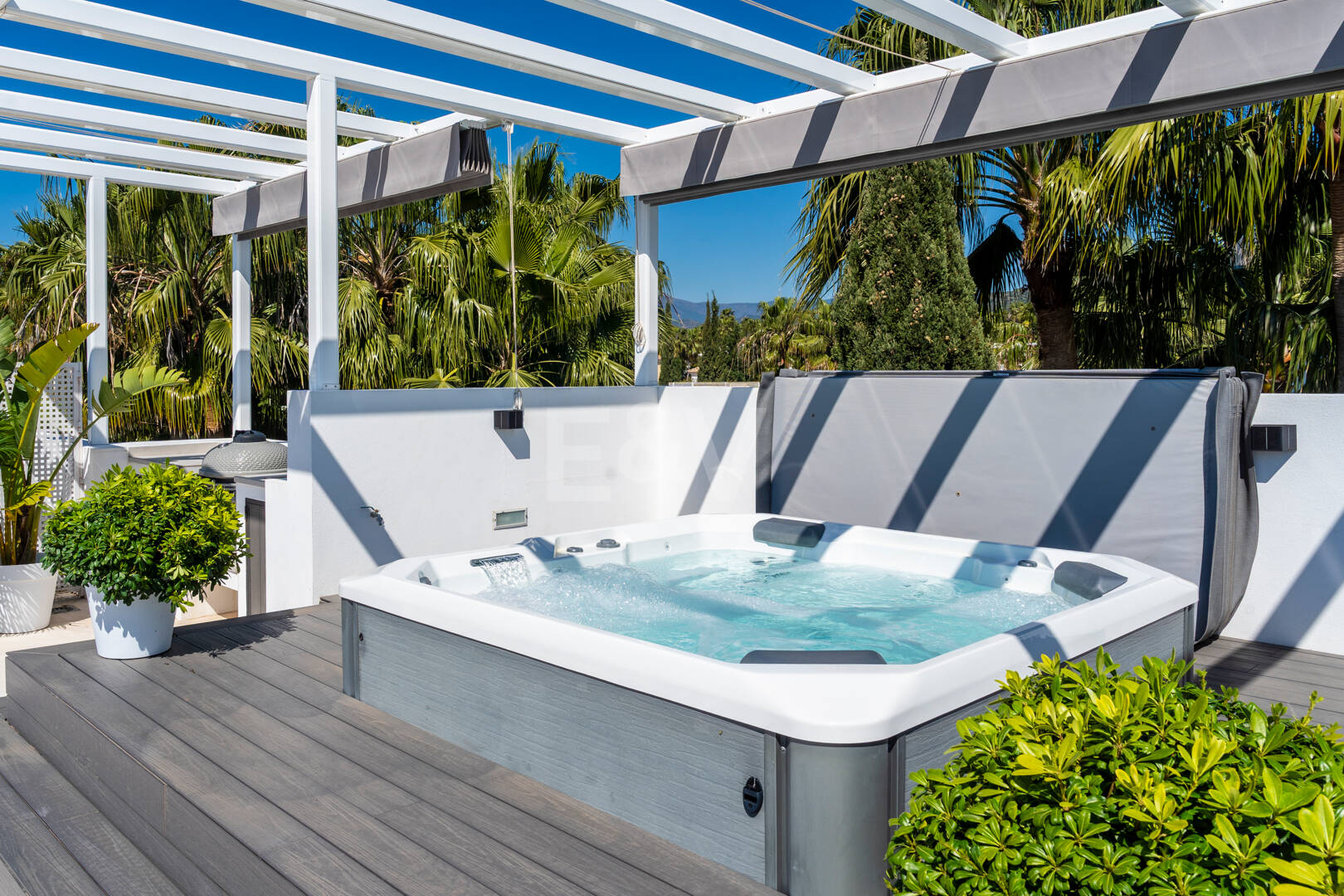 Moderne Villa in Geschlossener Wohnanlage in Gehweite zu Puente Romano und dem Strand