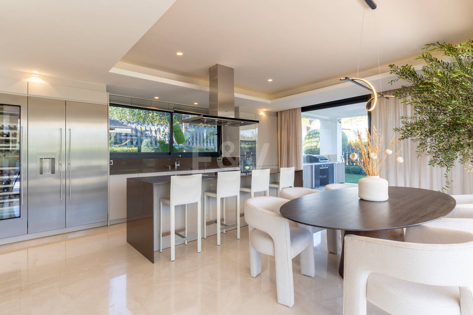 Moderne Villa in Geschlossener Wohnanlage in Gehweite zu Puente Romano und dem Strand