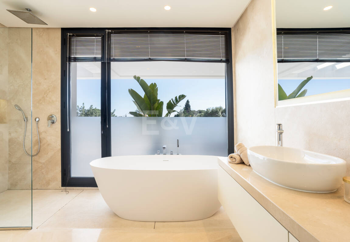 Moderne Villa in Geschlossener Wohnanlage in Gehweite zu Puente Romano und dem Strand