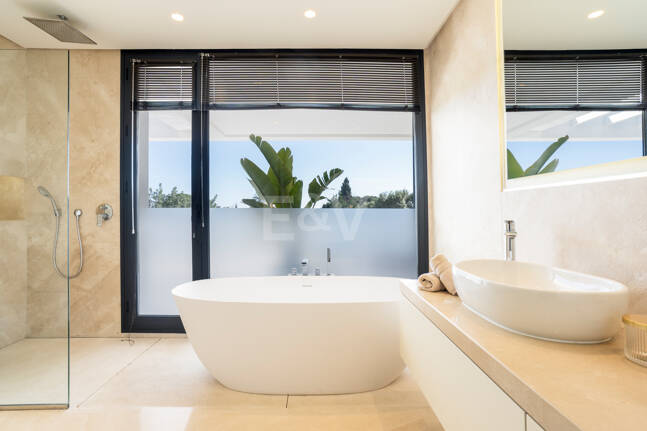 Moderne Villa in Geschlossener Wohnanlage in Gehweite zu Puente Romano und dem Strand