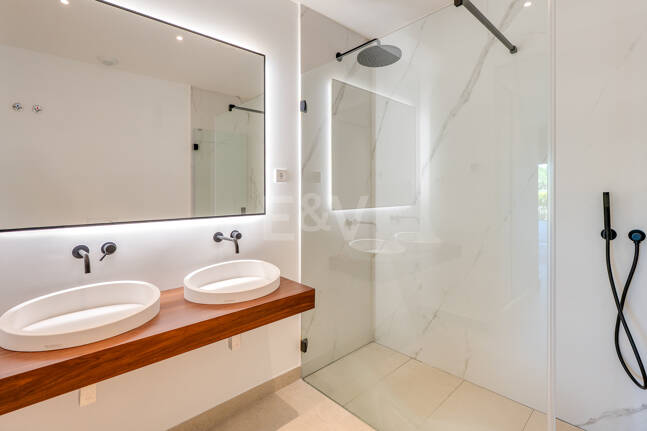 Garden Apartment z prywatnym ogrodem i widokiem na morze