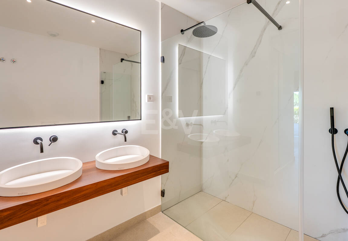 Garden Apartment z prywatnym ogrodem i widokiem na morze