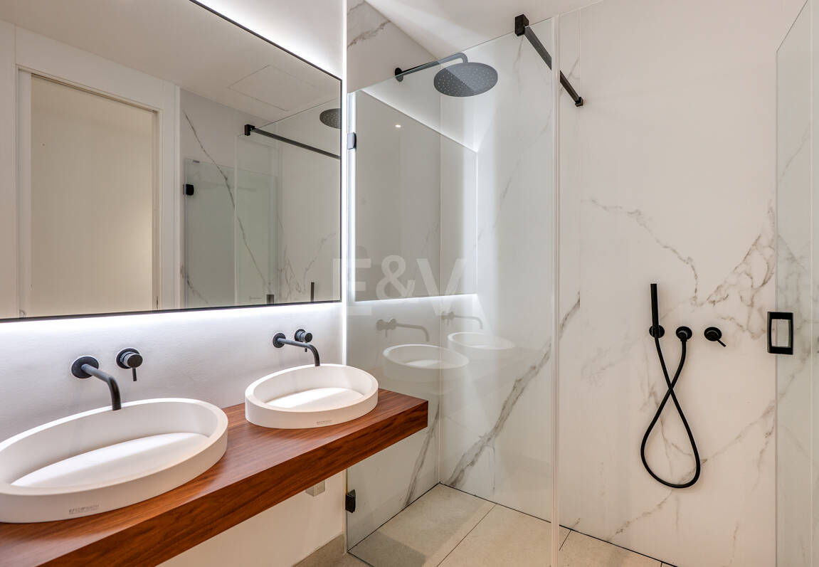 Garden Apartment z prywatnym ogrodem i widokiem na morze