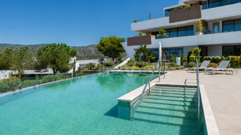 Apartamento con jardín privado y vistas al mar