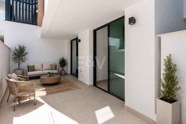 Garden Apartment z prywatnym ogrodem i widokiem na morze