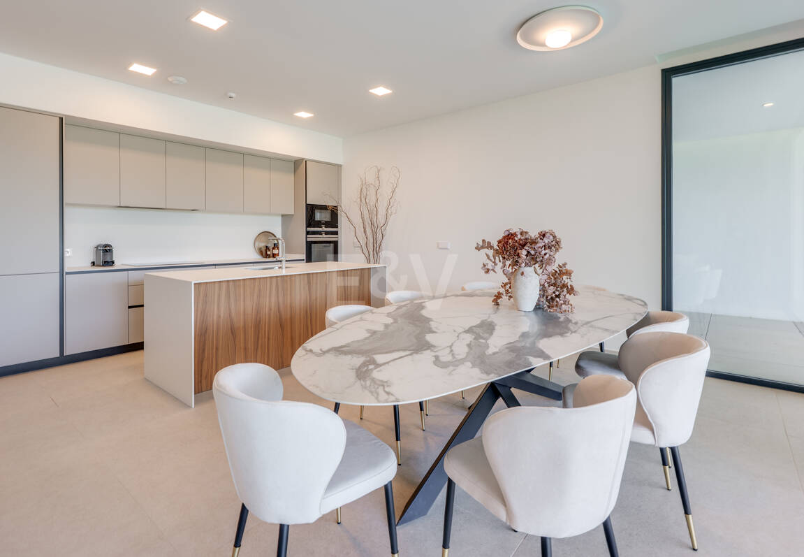 Garden Apartment z prywatnym ogrodem i widokiem na morze