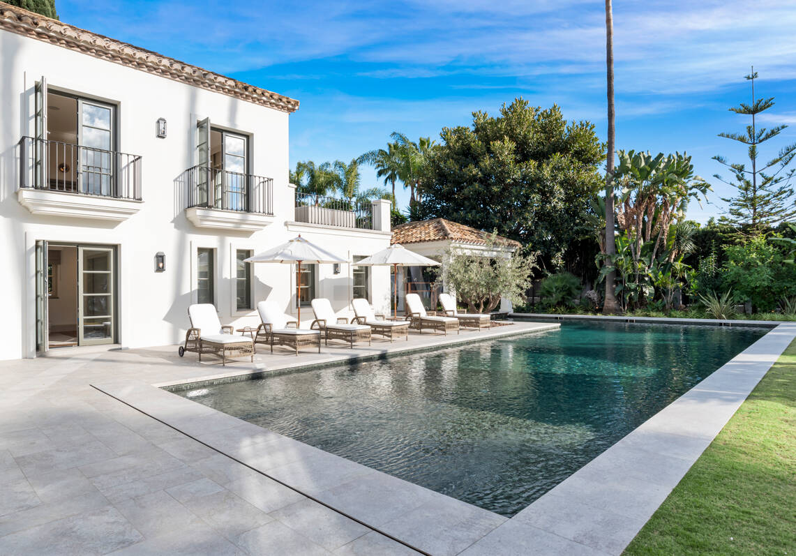 Refined Family Villa with Spa, Gym and Sunken Pool Lounge in Nueva Andalucía