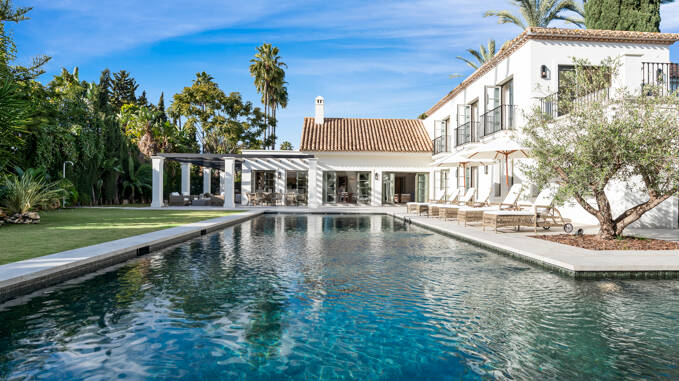 Refined Family Villa med Spa, gym och Sunken Pool Lounge i Nueva Andalucía