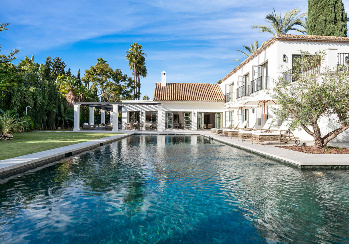 Refined Family Villa with Spa, Gym and Sunken Pool Lounge in Nueva Andalucía