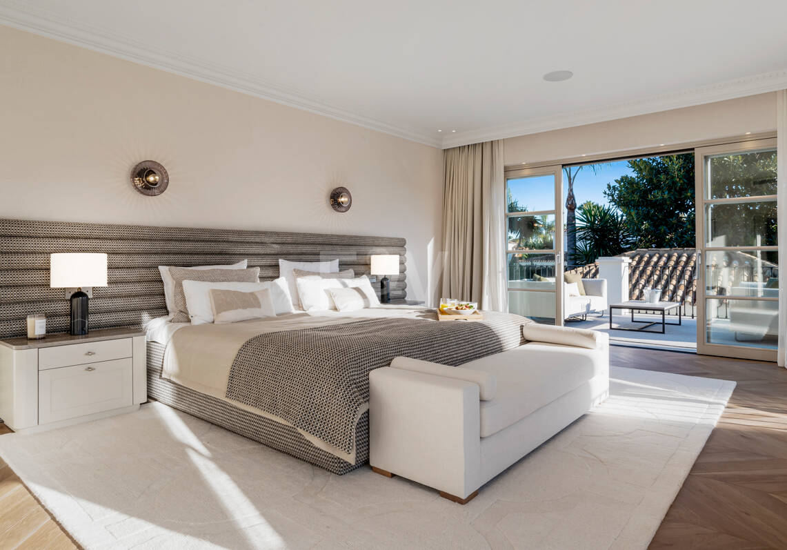 Refined Family Villa with Spa, Gym and Sunken Pool Lounge in Nueva Andalucía