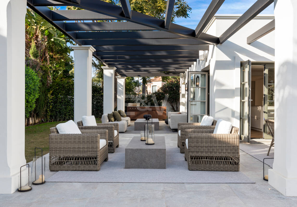 Refined Family Villa with Spa, Gym and Sunken Pool Lounge in Nueva Andalucía