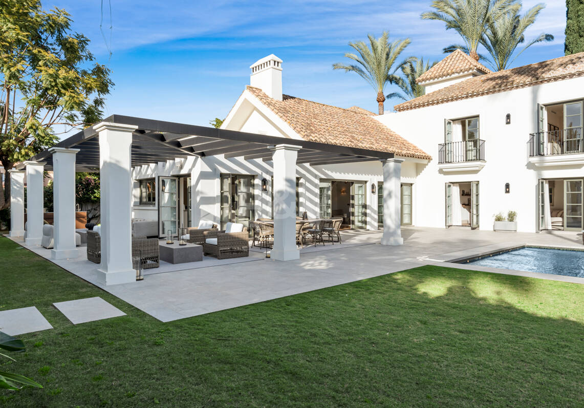Refined Family Villa with Spa, Gym and Sunken Pool Lounge in Nueva Andalucía