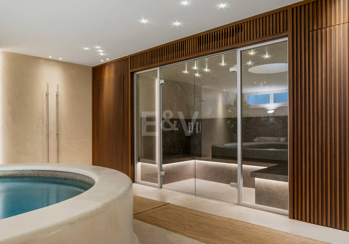 Refined Family Villa with Spa, Gym and Sunken Pool Lounge in Nueva Andalucía