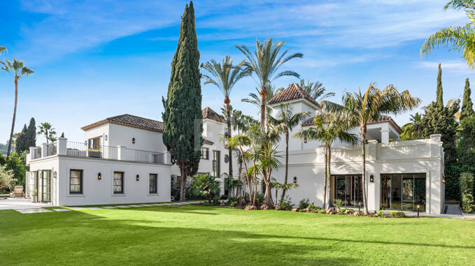 Villa familiar refinada con spa, gimnasio y salón hundido junto a la piscina en Nueva Andalucía