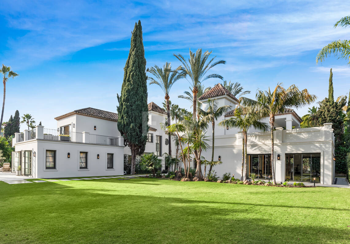 Refined Family Villa with Spa, Gym and Sunken Pool Lounge in Nueva Andalucía