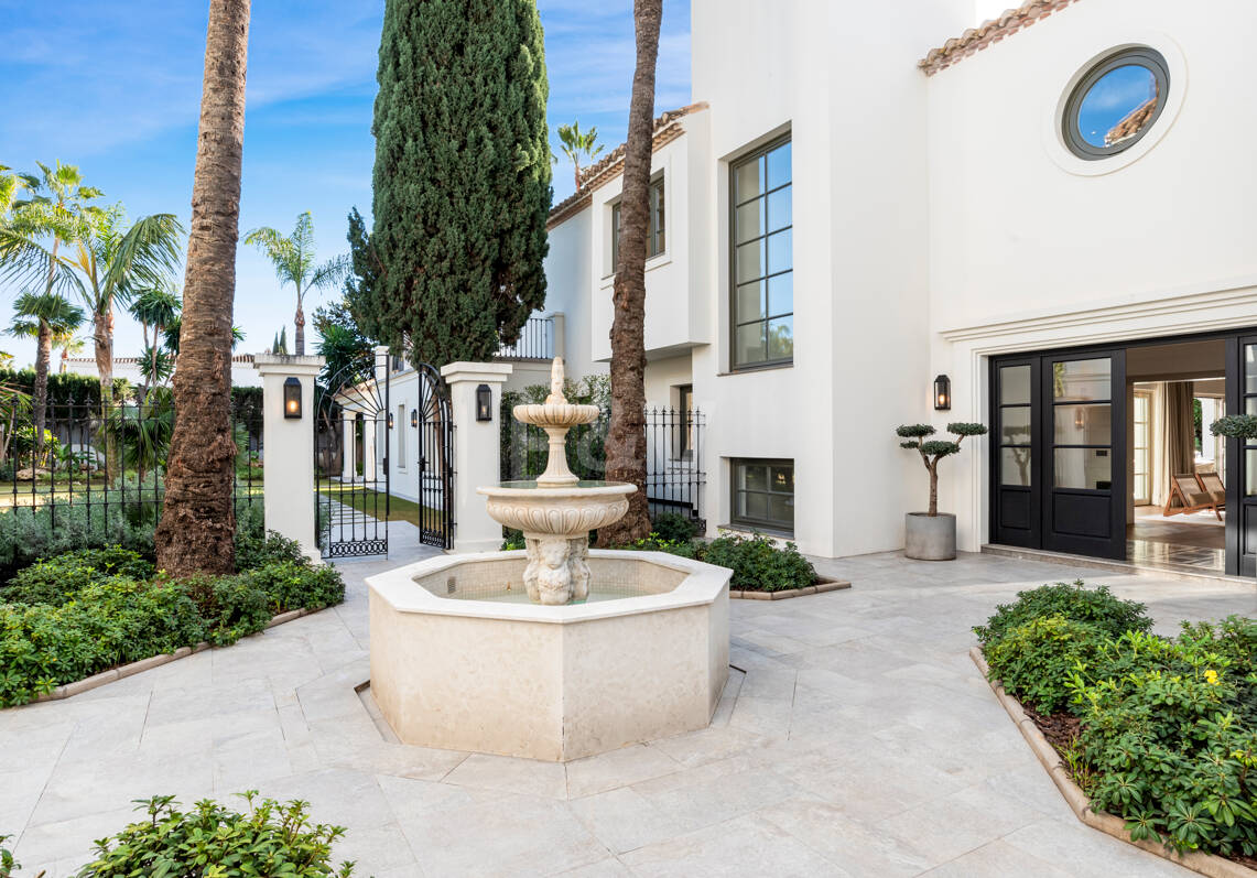 Refined Family Villa with Spa, Gym and Sunken Pool Lounge in Nueva Andalucía