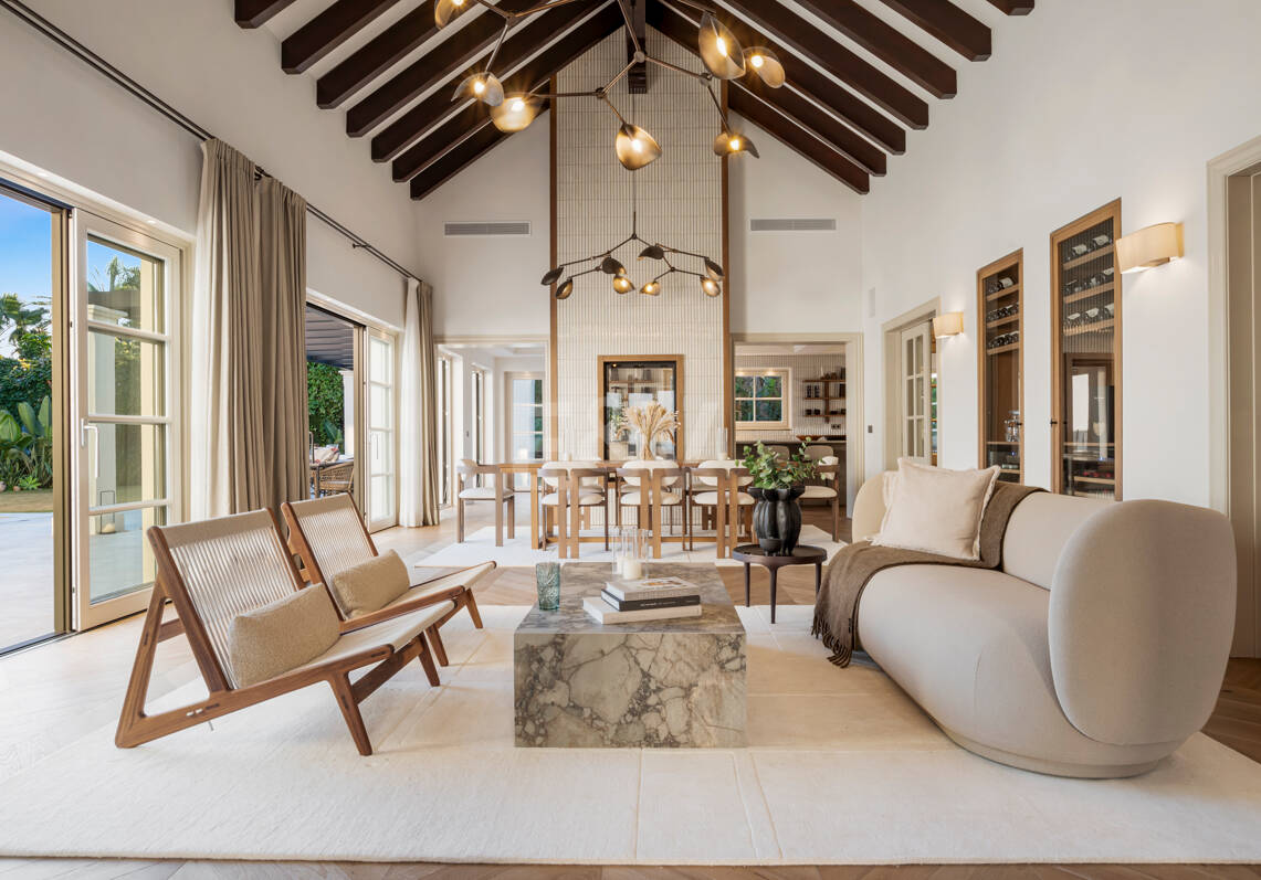 Refined Family Villa with Spa, Gym and Sunken Pool Lounge in Nueva Andalucía