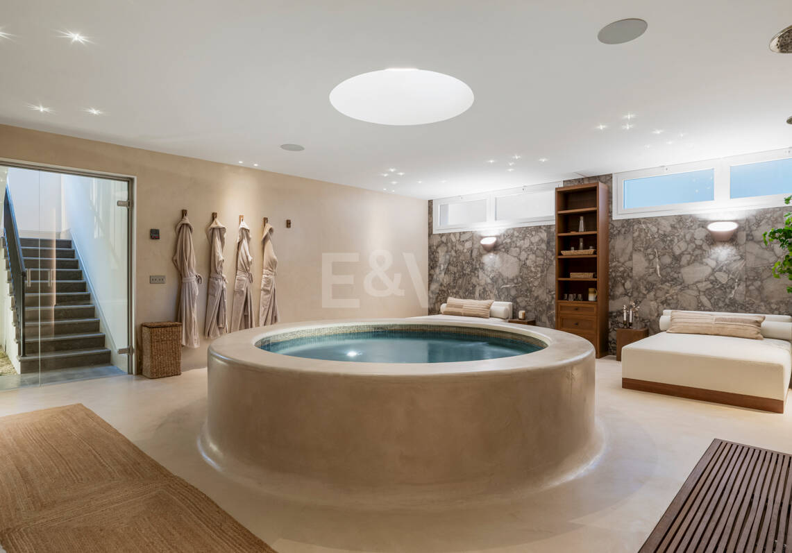 Refined Family Villa with Spa, Gym and Sunken Pool Lounge in Nueva Andalucía