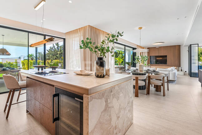 Villa junto a la playa con vistas al mar, solárium en azotea y zona de bienestar