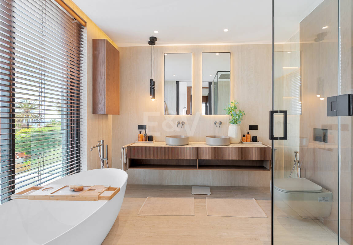 Villa junto a la playa con vistas al mar, solárium en azotea y zona de bienestar