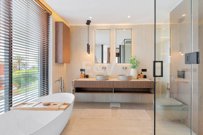 Villa junto a la playa con vistas al mar, solárium en azotea y zona de bienestar