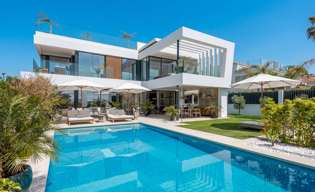 Villa junto a la playa con vistas al mar, solárium en azotea y zona de bienestar