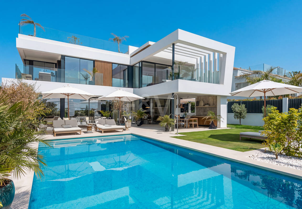 Villa junto a la playa con vistas al mar, solárium en azotea y zona de bienestar