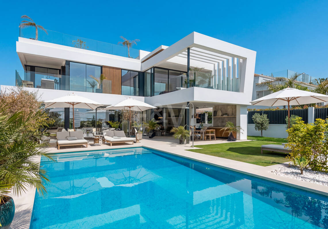 Beachside Villa with Sea Views, Rooftop Solarium and Wellness Area