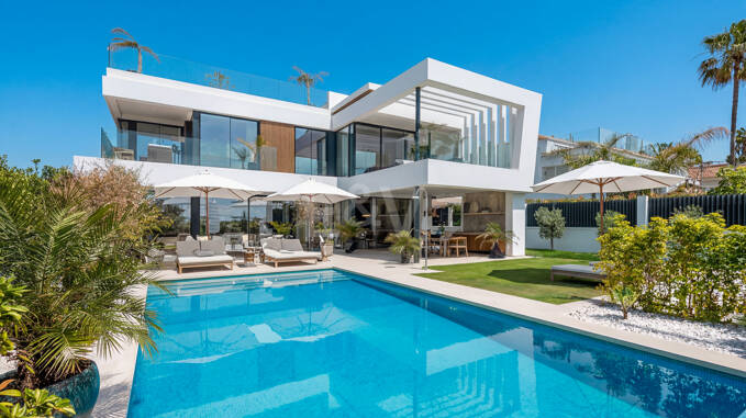 Beachside Villa with Sea Views, Rooftop Solarium and Wellness Area