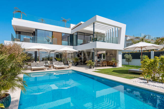 Villa junto a la playa con vistas al mar, solárium en azotea y zona de bienestar