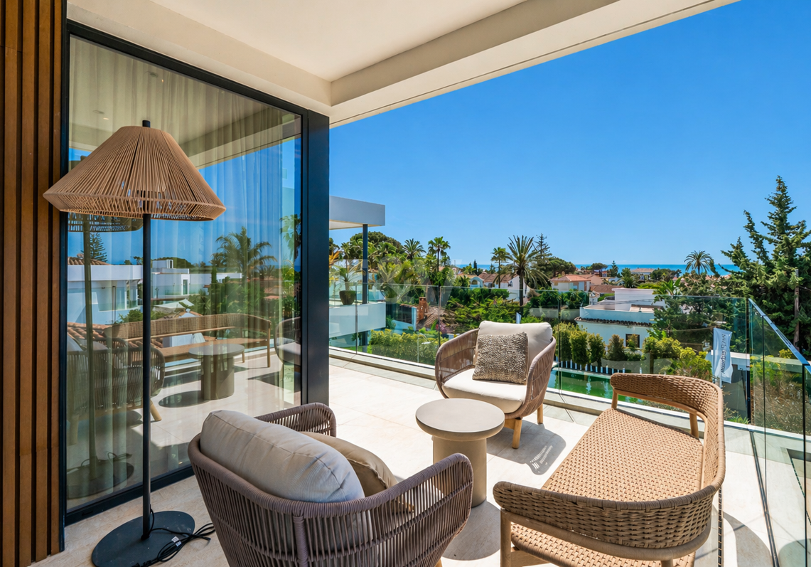 Beachside Villa with Sea Views, Rooftop Solarium and Wellness Area