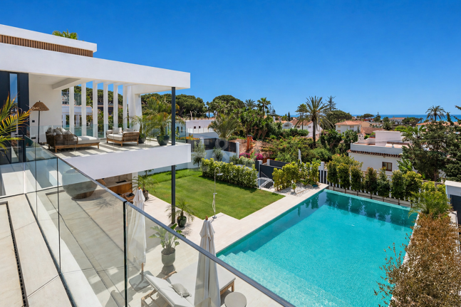 Villa junto a la playa con vistas al mar, solárium en azotea y zona de bienestar