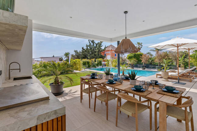 Villa junto a la playa con vistas al mar, solárium en azotea y zona de bienestar