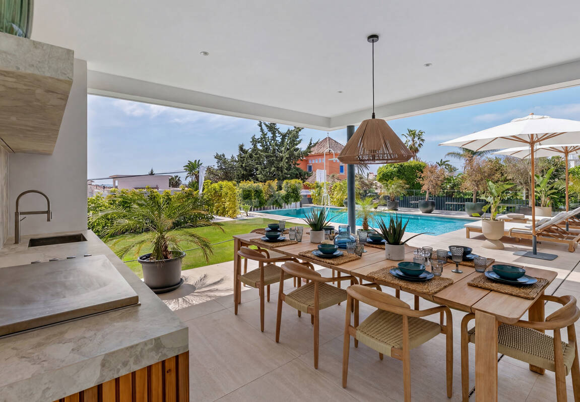 Villa junto a la playa con vistas al mar, solárium en azotea y zona de bienestar