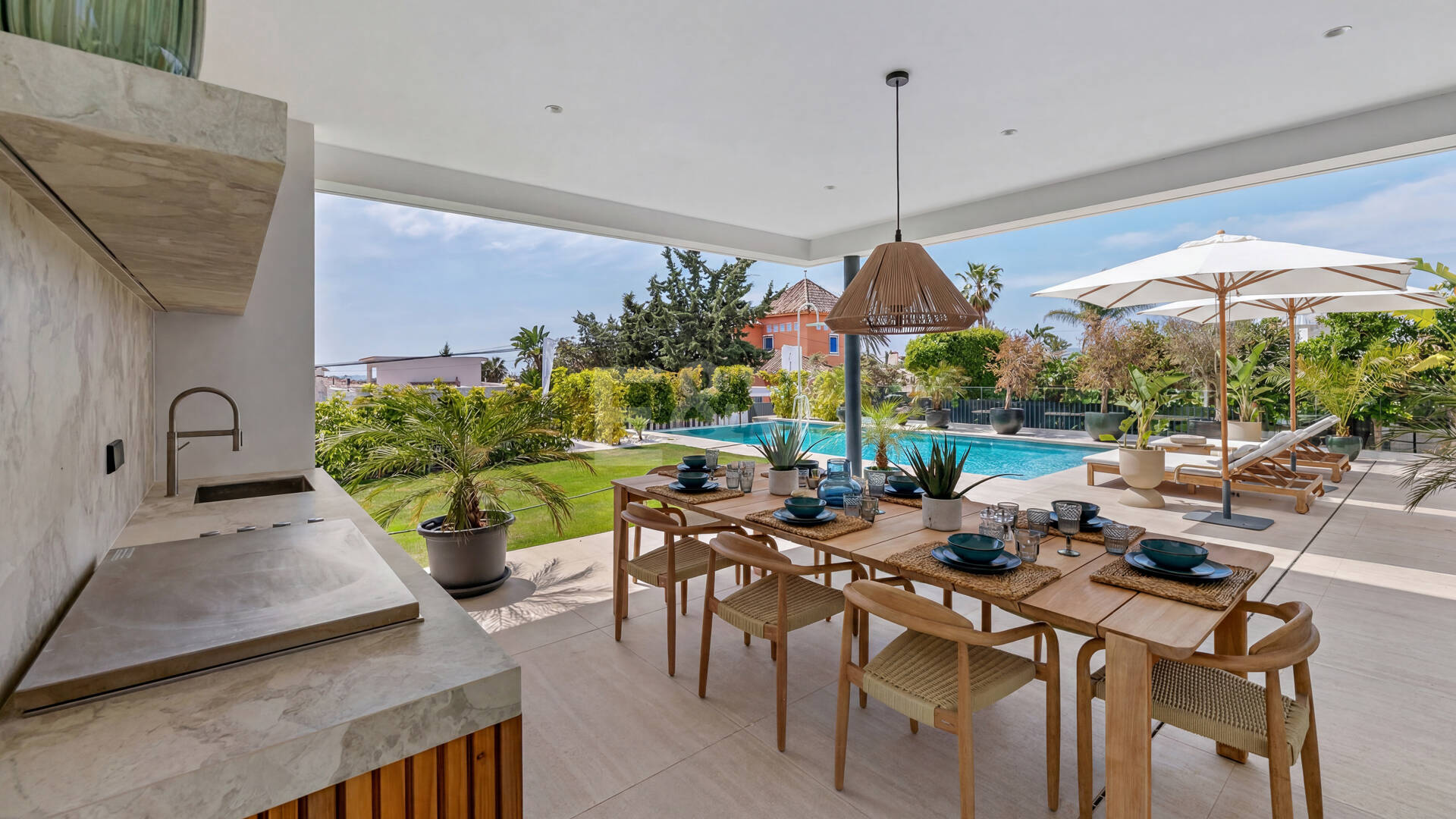 Villa junto a la playa con vistas al mar, solárium en azotea y zona de bienestar