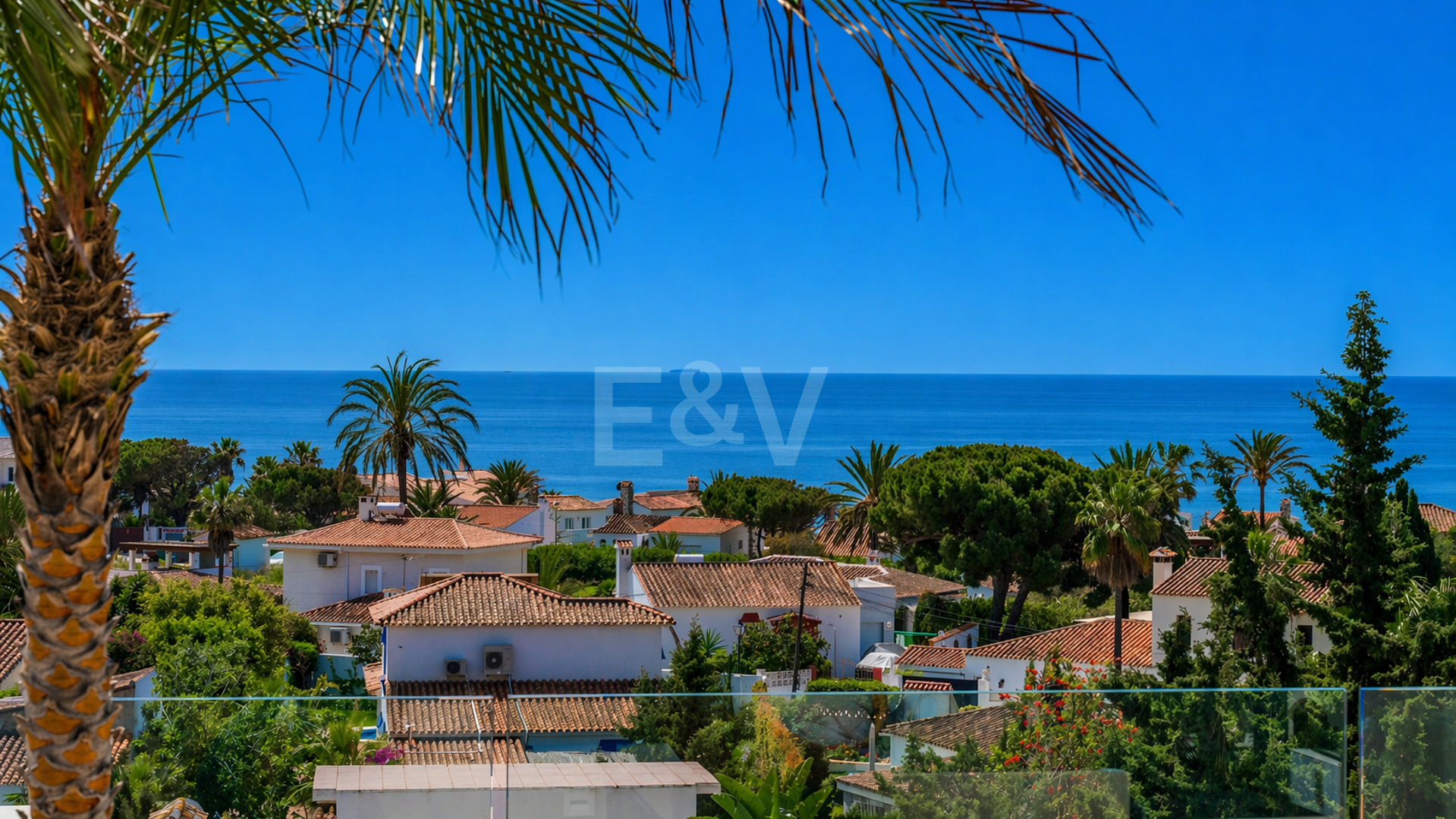 Villa junto a la playa con vistas al mar, solárium en azotea y zona de bienestar