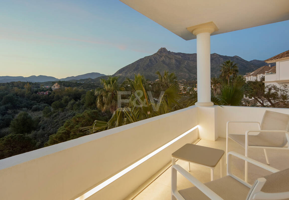 Luxury Duplex Penthouse in a Prestigious Golden Mile Urbanization