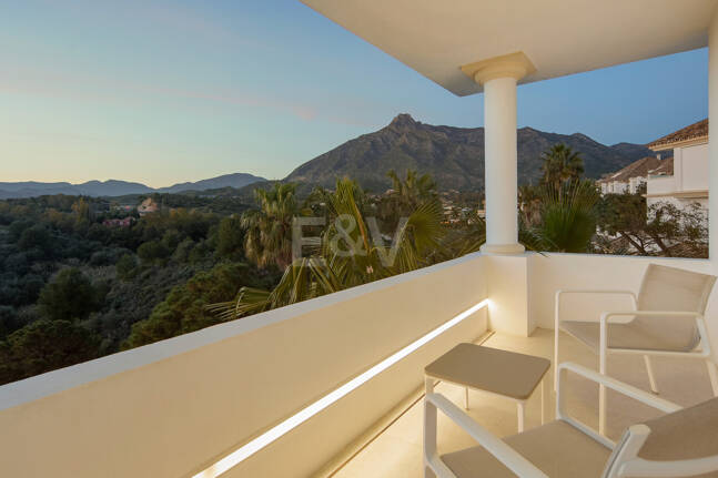 Luxury Duplex Penthouse in a Prestigious Golden Mile Urbanization