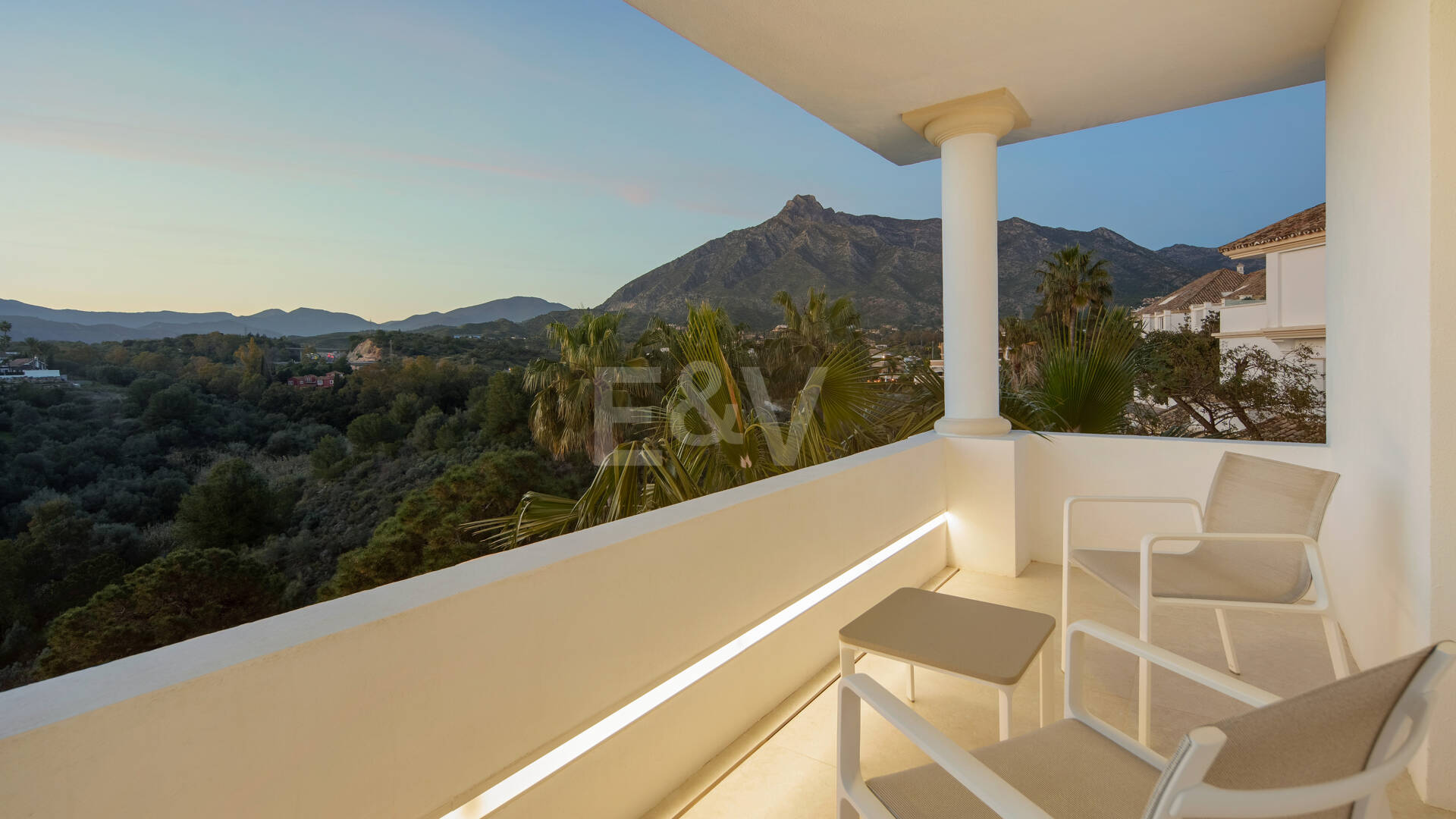 Luxury Duplex Penthouse in a Prestigious Golden Mile Urbanization