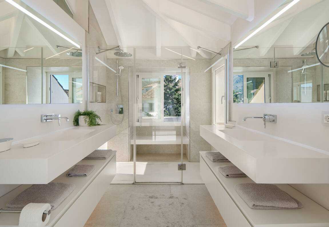 Luxury Duplex Penthouse in a Prestigious Golden Mile Urbanization