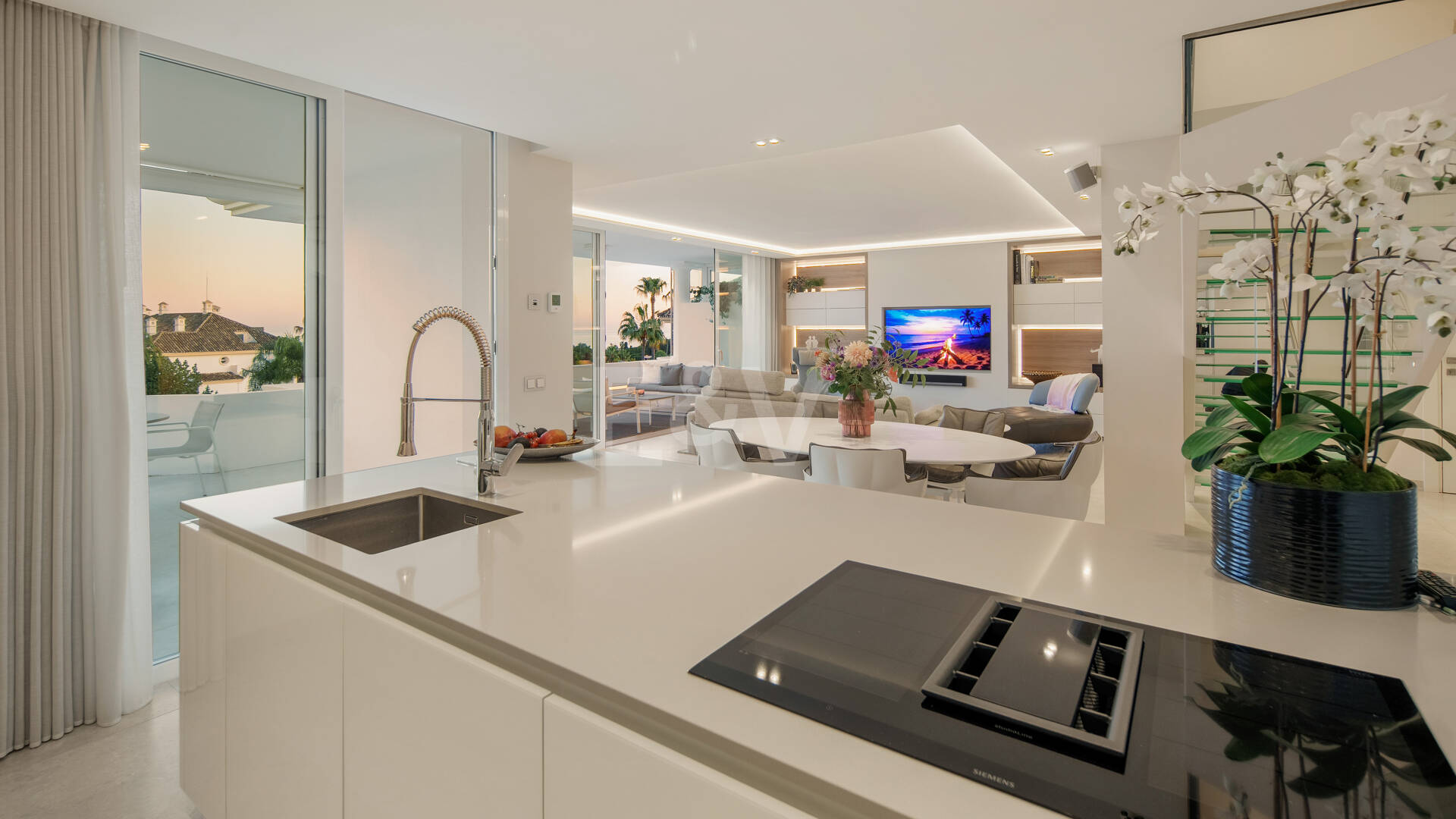 Luxury Duplex Penthouse in a Prestigious Golden Mile Urbanization