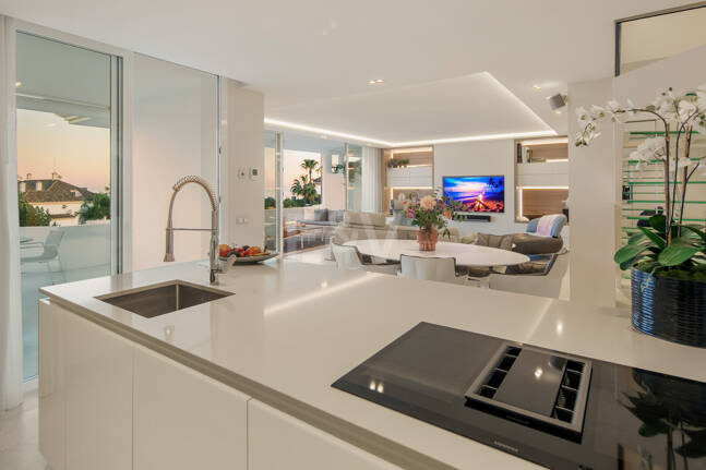 Luxury Duplex Penthouse in a Prestigious Golden Mile Urbanization