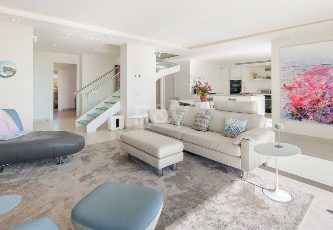 Luxury Duplex Penthouse in a Prestigious Golden Mile Urbanization