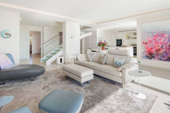 Luxury Duplex Penthouse in a Prestigious Golden Mile Urbanization