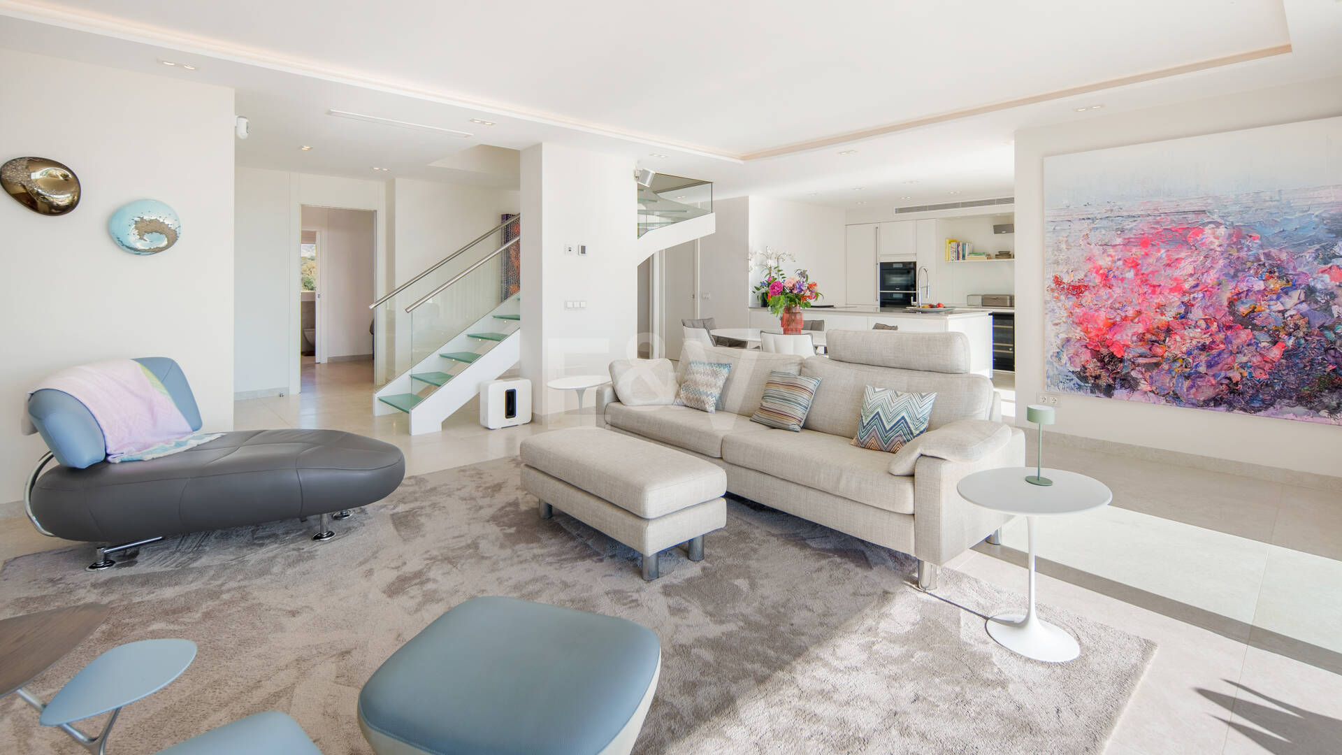 Luxury Duplex Penthouse in a Prestigious Golden Mile Urbanization
