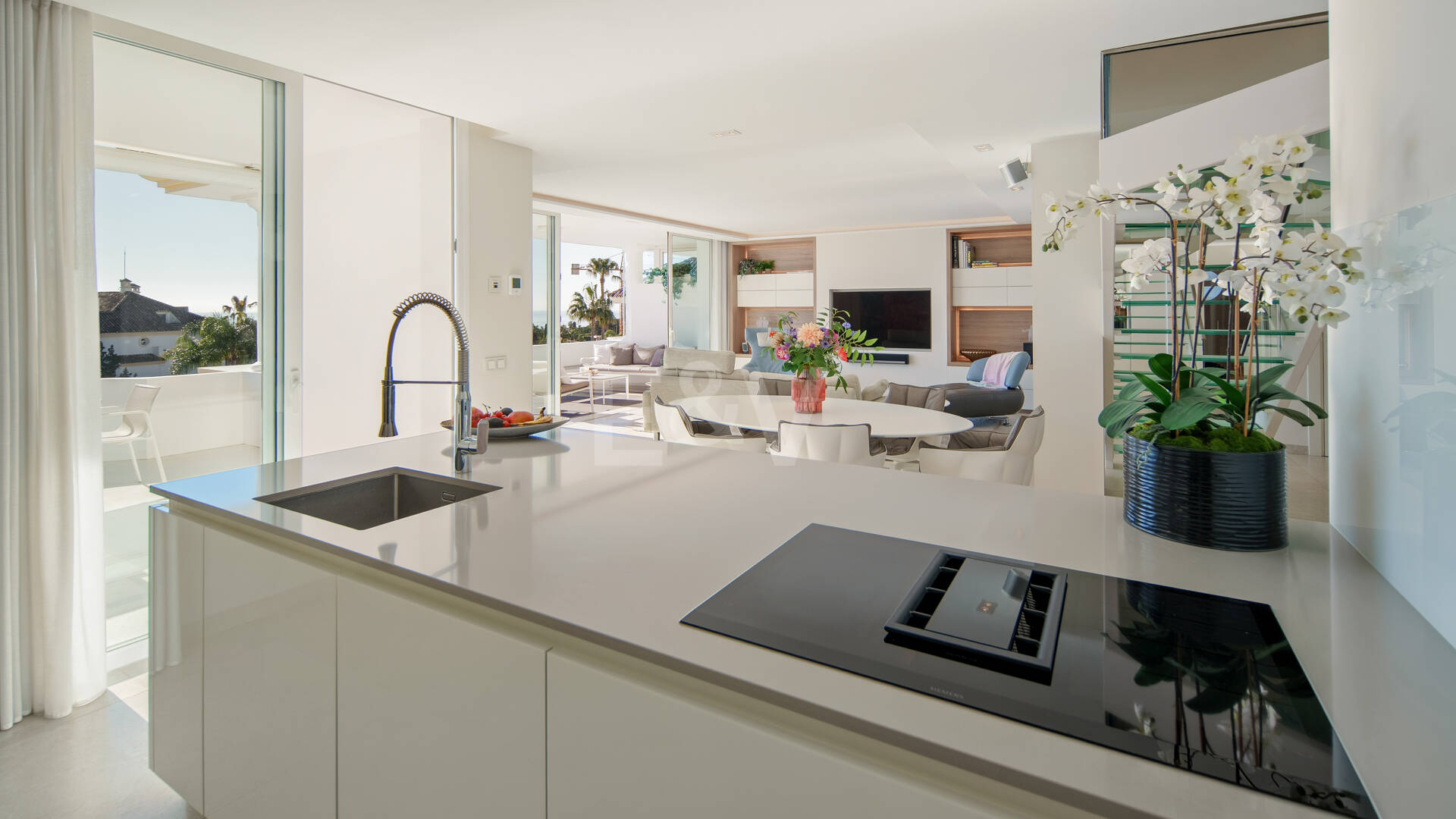 Luxury Duplex Penthouse in a Prestigious Golden Mile Urbanization