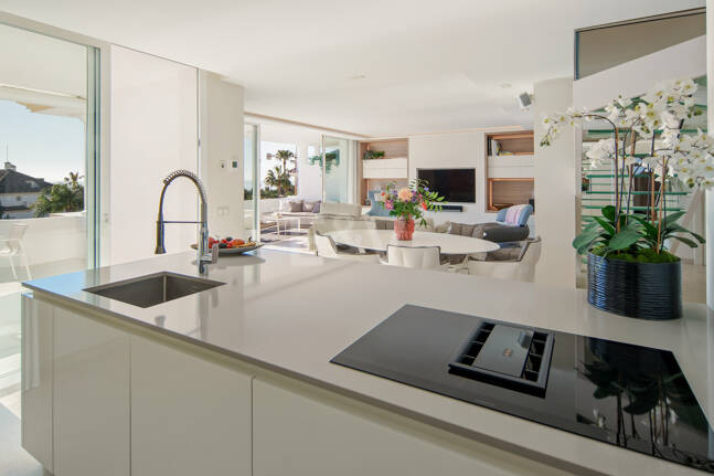 Luxury Duplex Penthouse in a Prestigious Golden Mile Urbanization